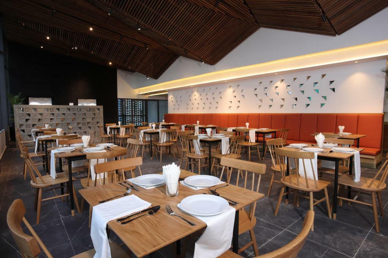 Baitong Hotel & Resort Phnom-Penh Buitenkant foto